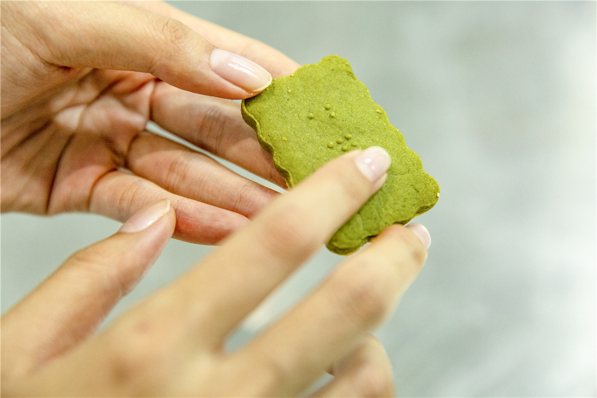 Chongqing Students Create Cookies for the Blind